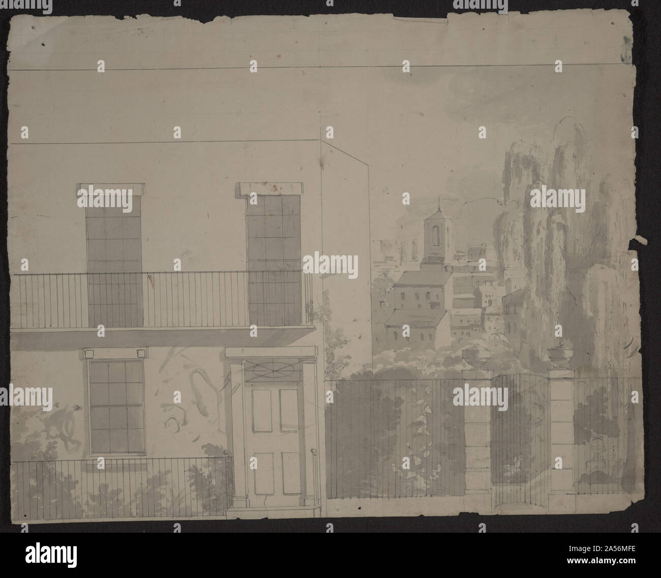 Vista di una città americana, forse non Charleston, Carolina del Sud che mostra una casa con il ferro battuto recinzione, la porta di pietra e salice piangente in primo piano, guardando verso tetti e steeple in città Foto Stock