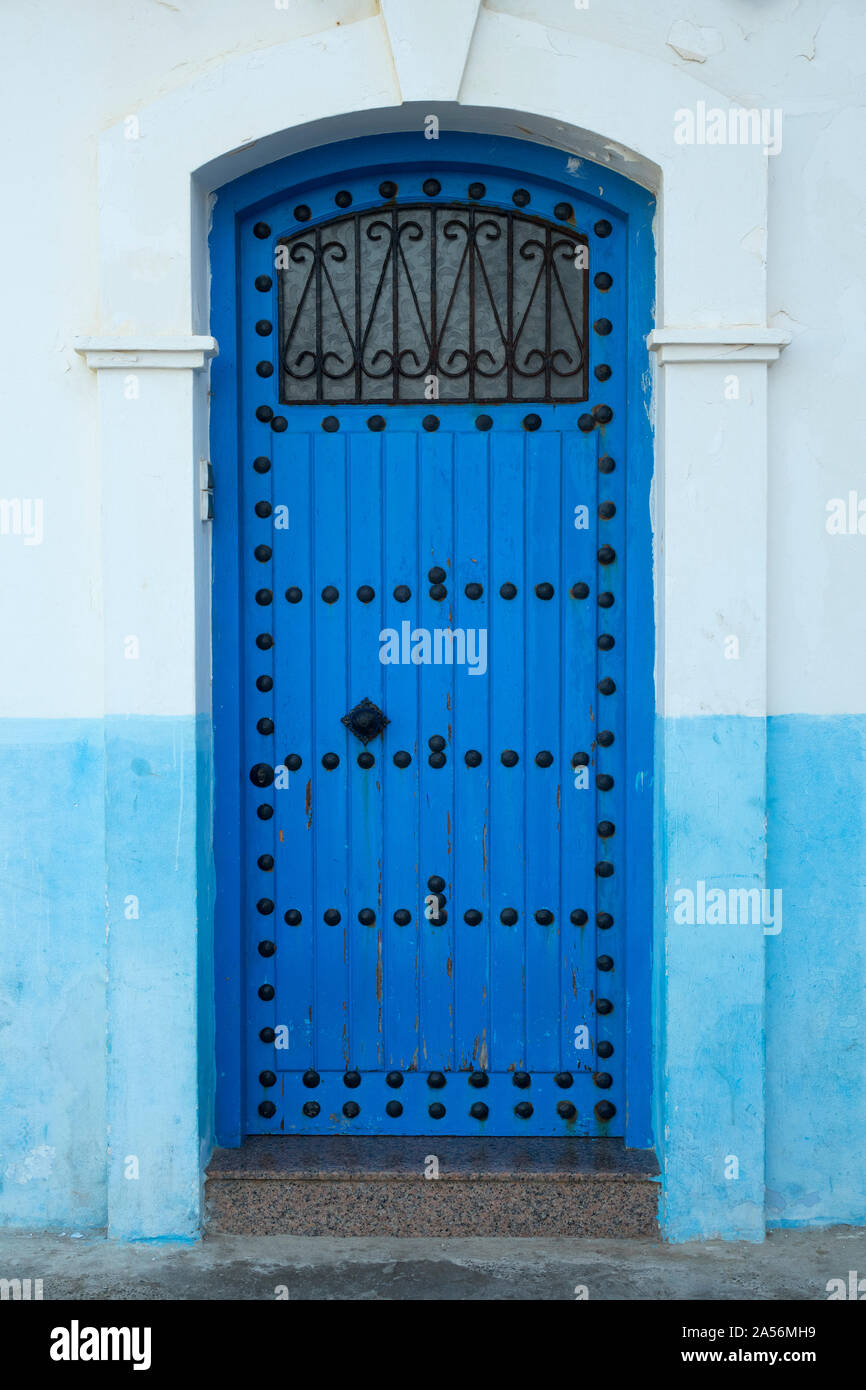 Dipinto di blu porta in legno con decorazione nera nella Medina di Asilah, Marocco Foto Stock