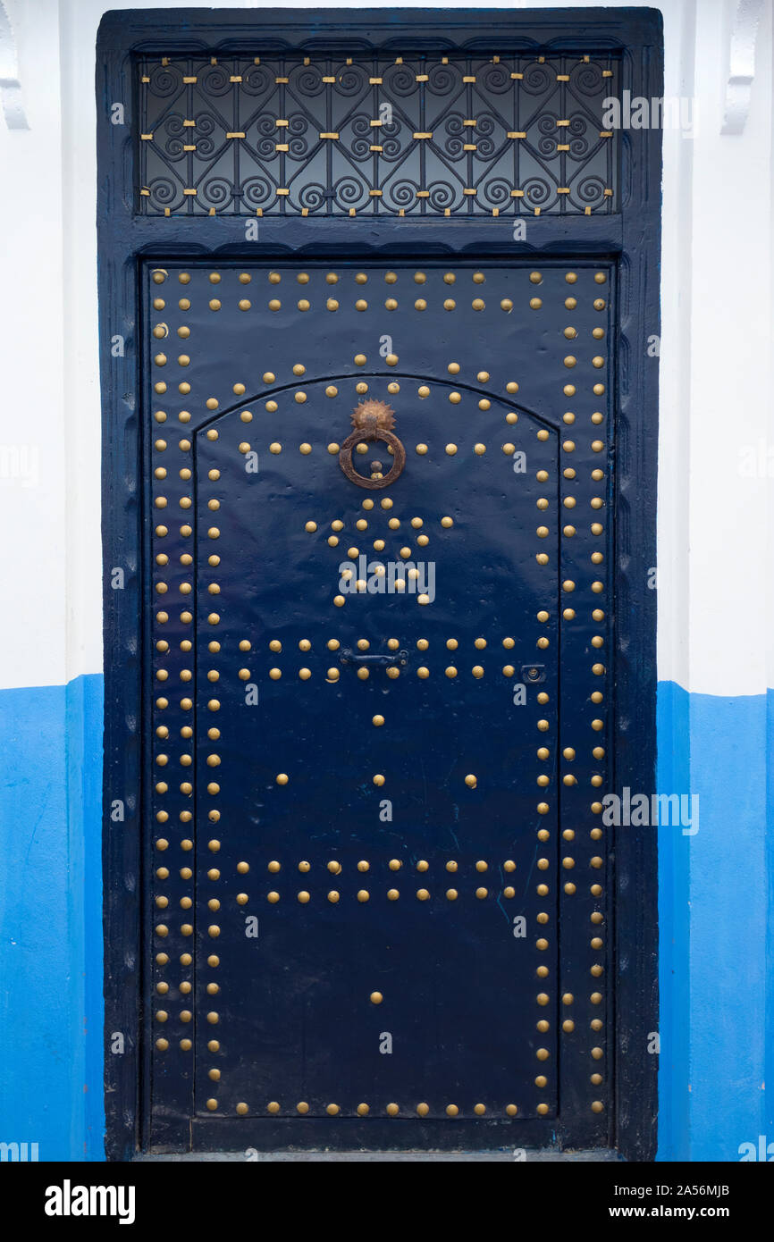 Dipinto di blu porta in legno con oro decorazione colorata nella Medina di Asilah, Marocco Foto Stock