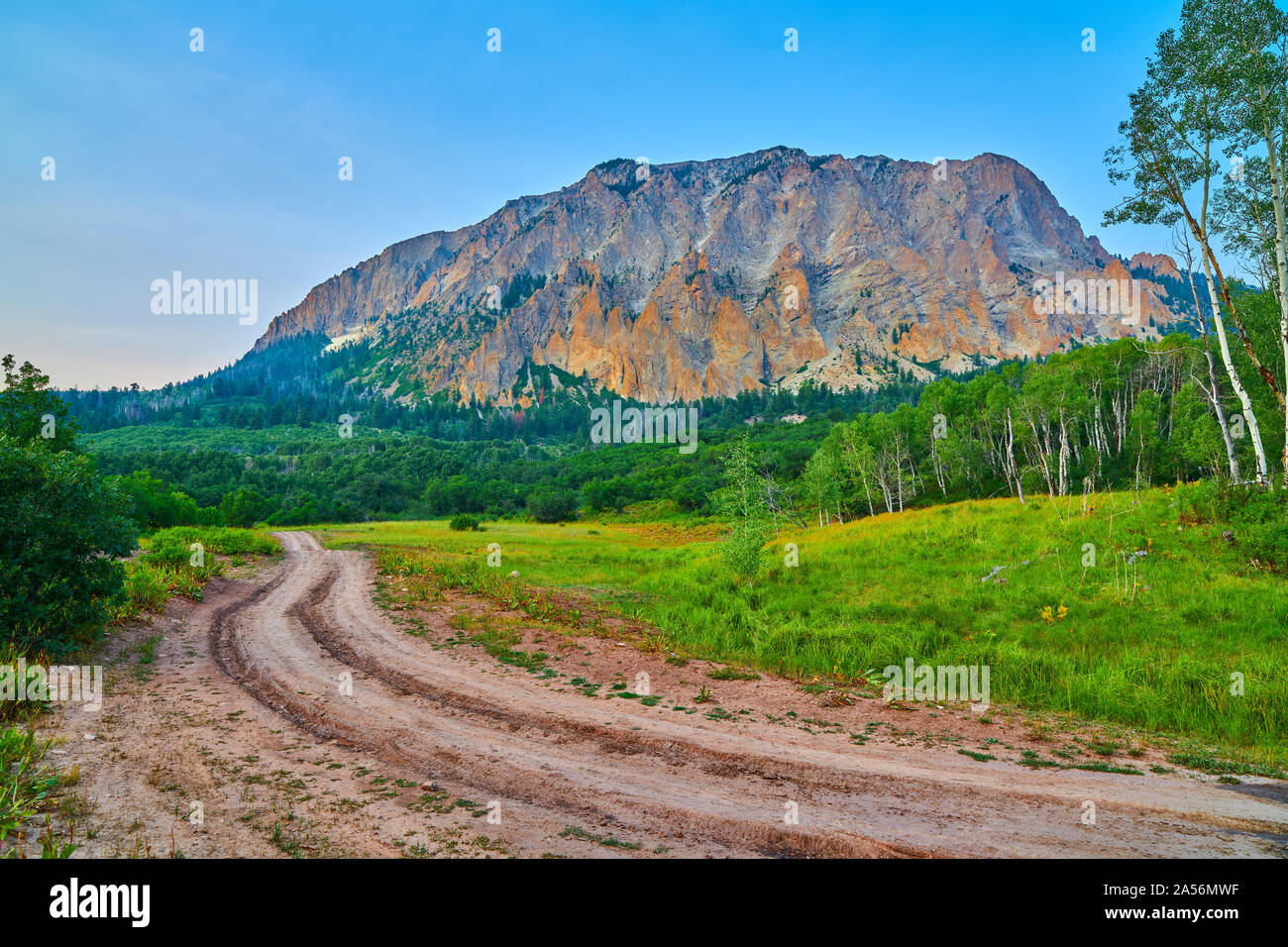 Strada sterrata con Marcellina Montagna. Foto Stock