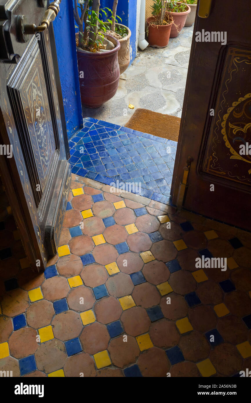 Marocchino tradizionale ingresso interno con i tradizionali piastrelle colorate Foto Stock