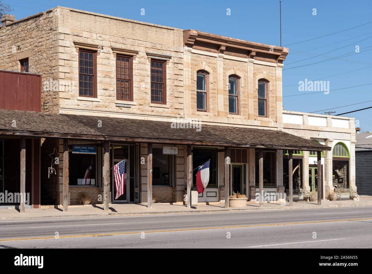 Vista del centro della città di Albany, Texas, sede della Contea di Shackelford. La porzione della contigua edifici marrone a sinistra è Albany municipio della città Foto Stock