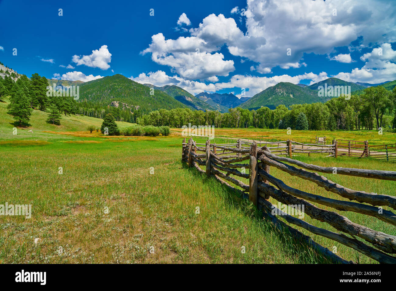 Corral in impostazione Apine con montagne. Foto Stock