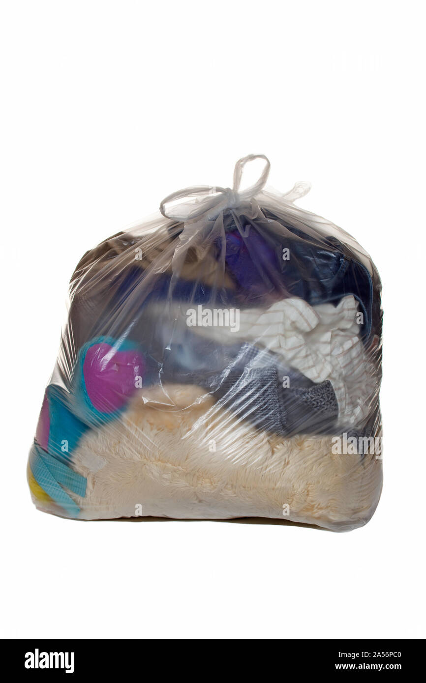 Abbigliamento indesiderate in un sacchetto di plastica isolati su sfondo bianco Foto Stock