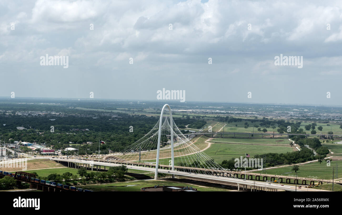 Vista del Margaret Hunt Hill Bridge, a Santiago Calatrava-progettato ponte sopra il fiume della Trinità a Dallas, Texas Foto Stock