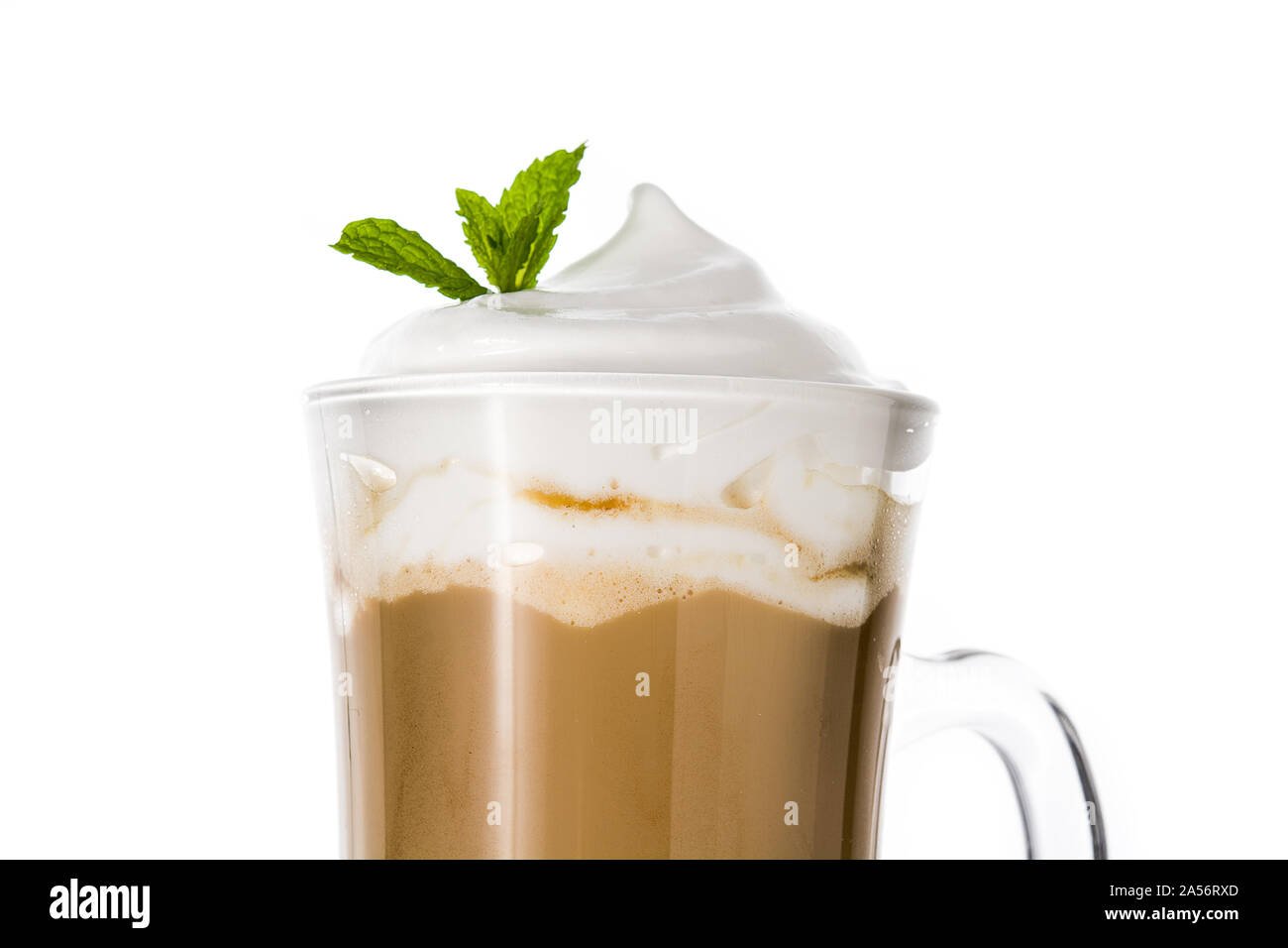 La menta piperita caffè moka per Natale isolato su sfondo bianco Foto Stock