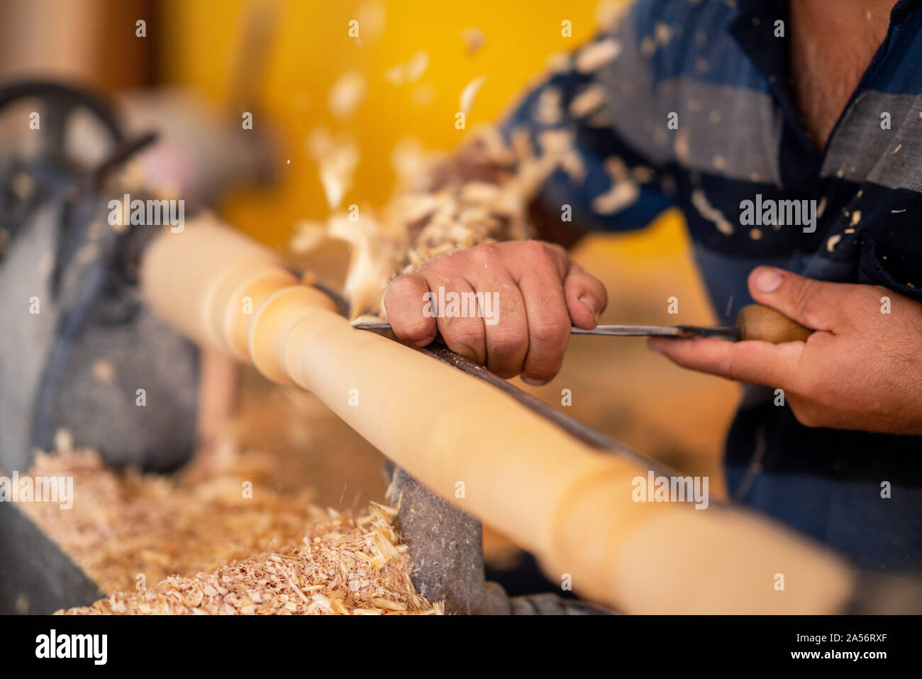 Carpenter lavorando su legno per il carving e sagomatura. Foto Stock