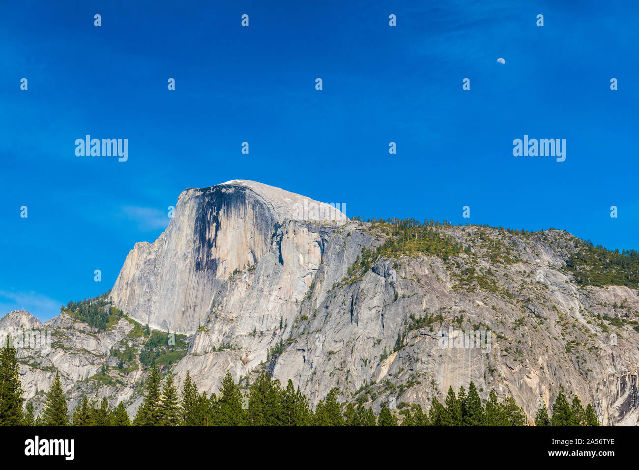 Half Dome con la luna Foto Stock