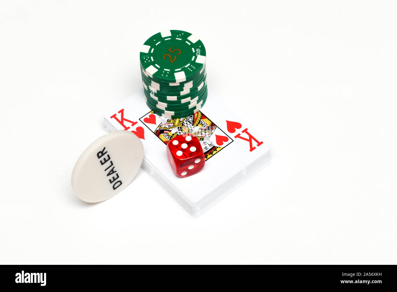 Oggetti di casino carte da gioco di dadi chip casino isolato su bianco per la riproduzione di possibilità e di giochi d'azzardo Foto Stock