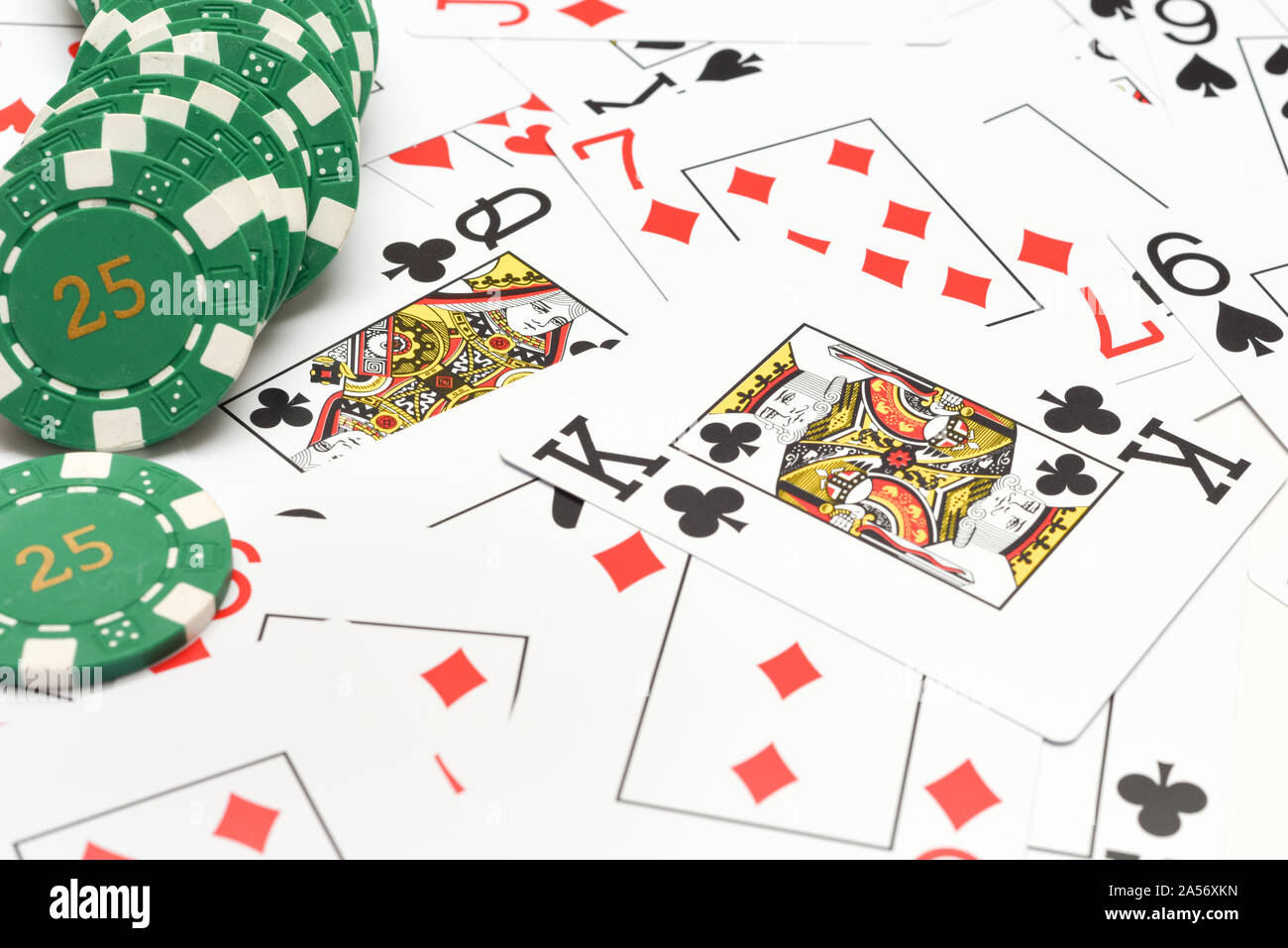 Giochi di casinò sfondo con carte e chips Foto Stock