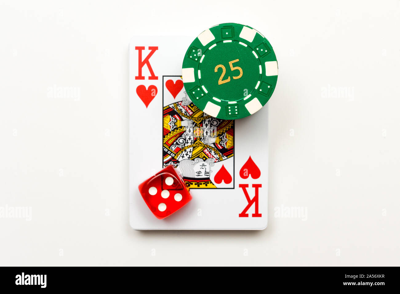 Oggetti di casino carte da gioco di dadi chip casino isolato su bianco per la riproduzione di possibilità e di giochi d'azzardo Foto Stock