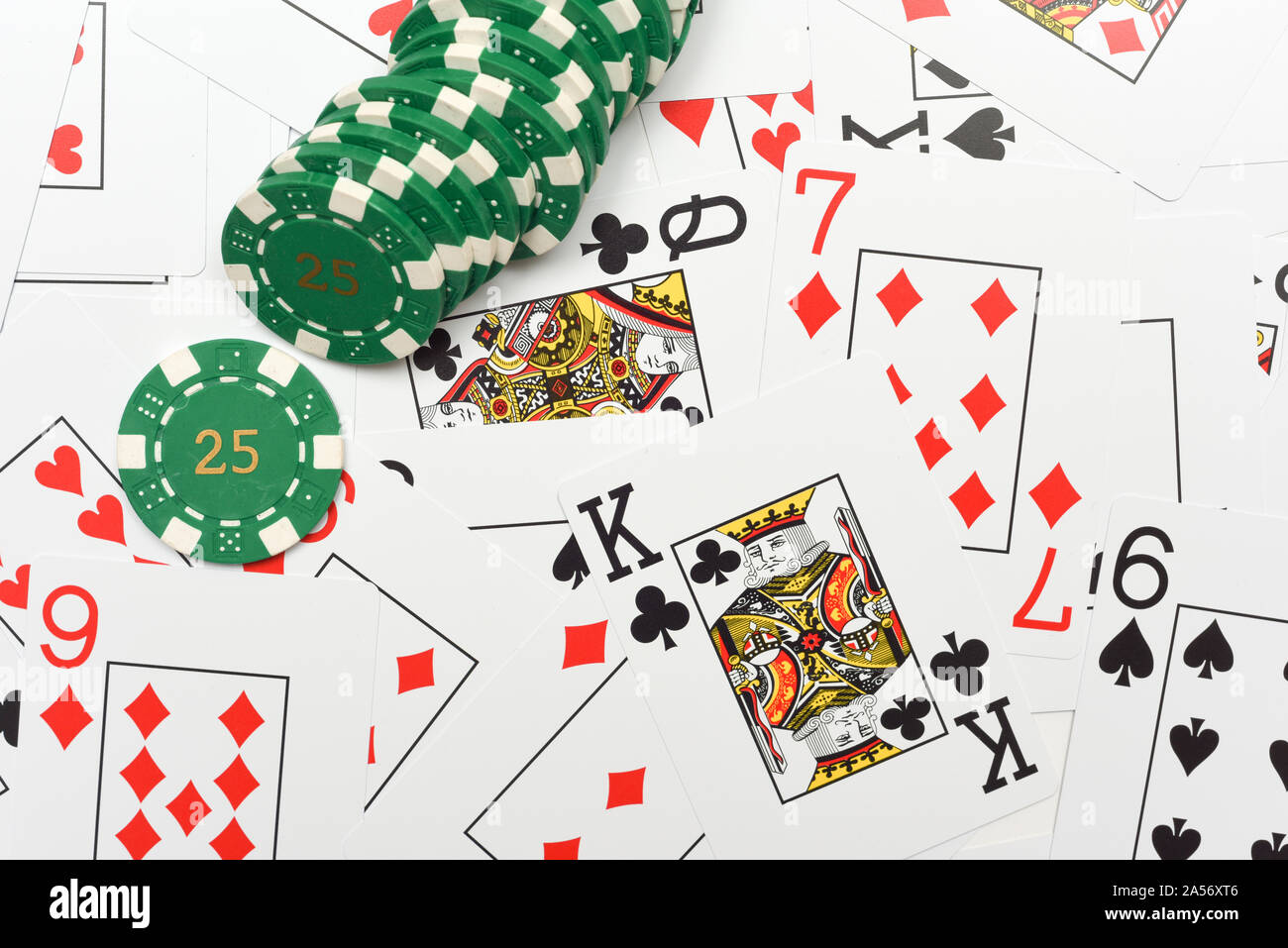 Carte da gioco e casinò chips spiegate close up su un tavolo pronto per il gioco Foto Stock