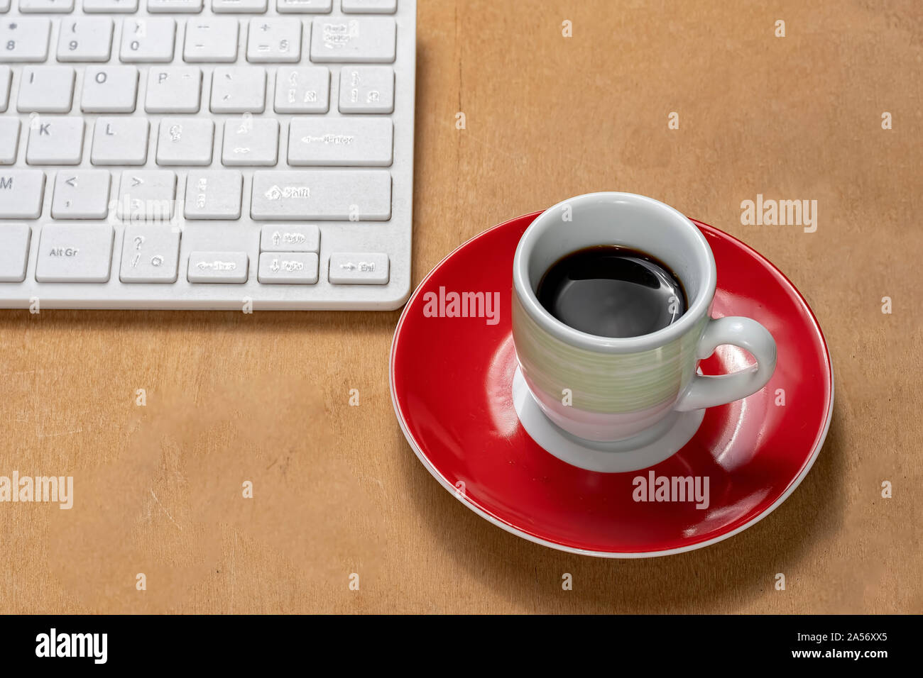 Tazza di caffè e della tastiera del computer Foto Stock