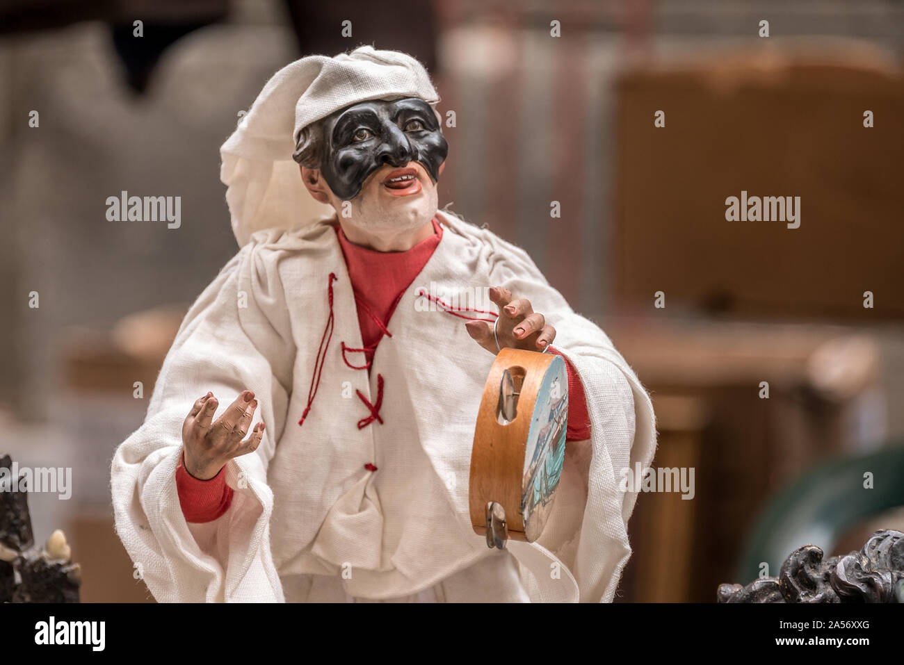 Pulcinella e l'arte del presepe napoletano di San Gregorio Armeno, S. Gregorio Armeno è una piccola strada nel centro storico di Napoli, Italia Foto Stock