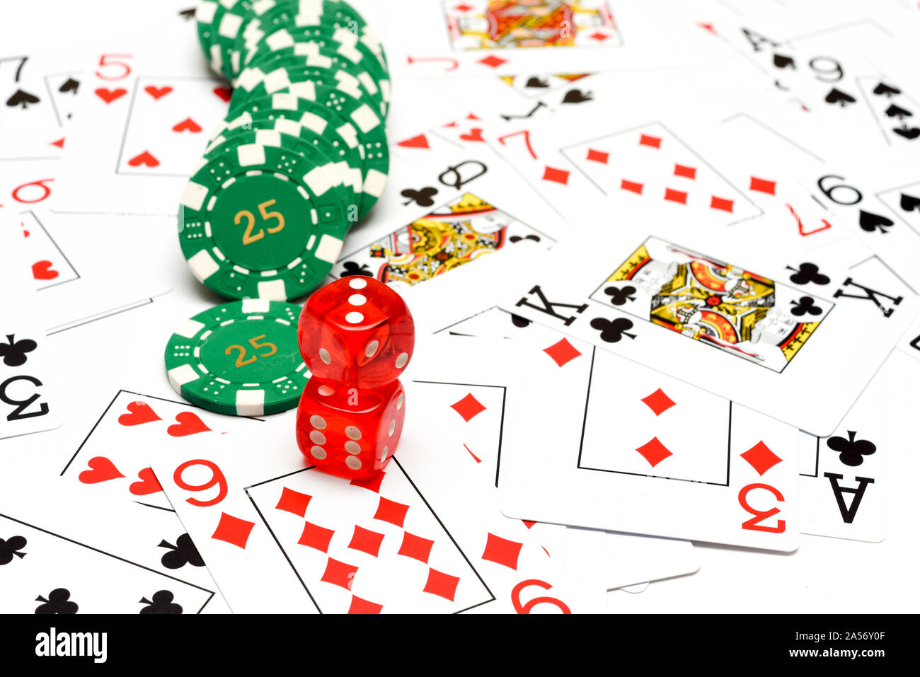 Giochi da tavolo al casino con le tessere con dadi e fiches del casinò Foto Stock