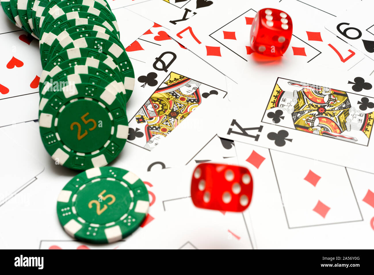 Giochi da tavolo al casino con le tessere con dadi e fiches del casinò Foto Stock