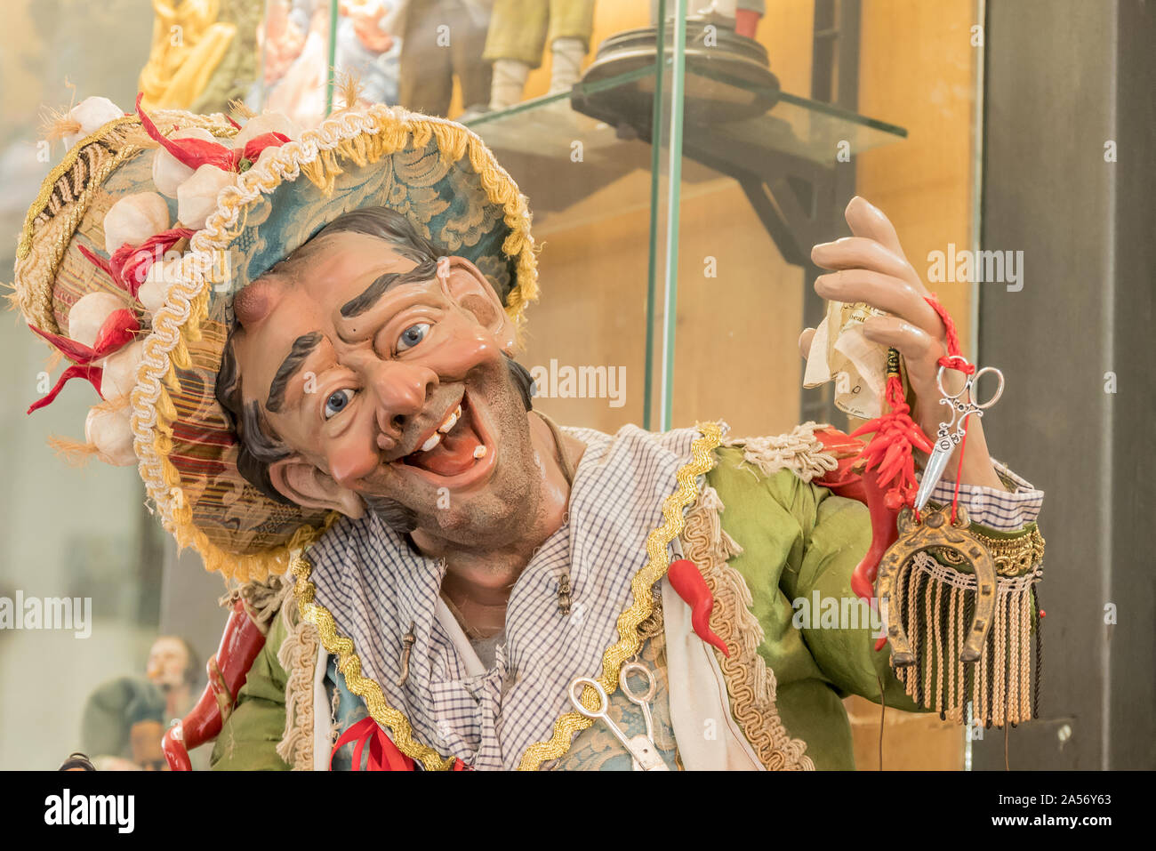 L'arte del presepe napoletano di San Gregorio Armeno, S. Gregorio Armeno è una piccola strada nel centro storico di Napoli, Italia. Foto Stock