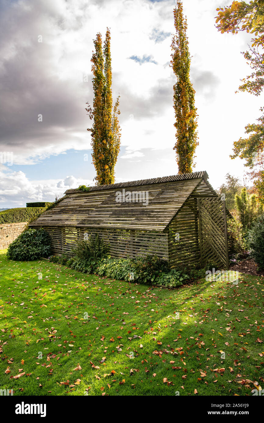Struttura per piante affettuose all'ombra in un giardino di campagna inglese Foto Stock