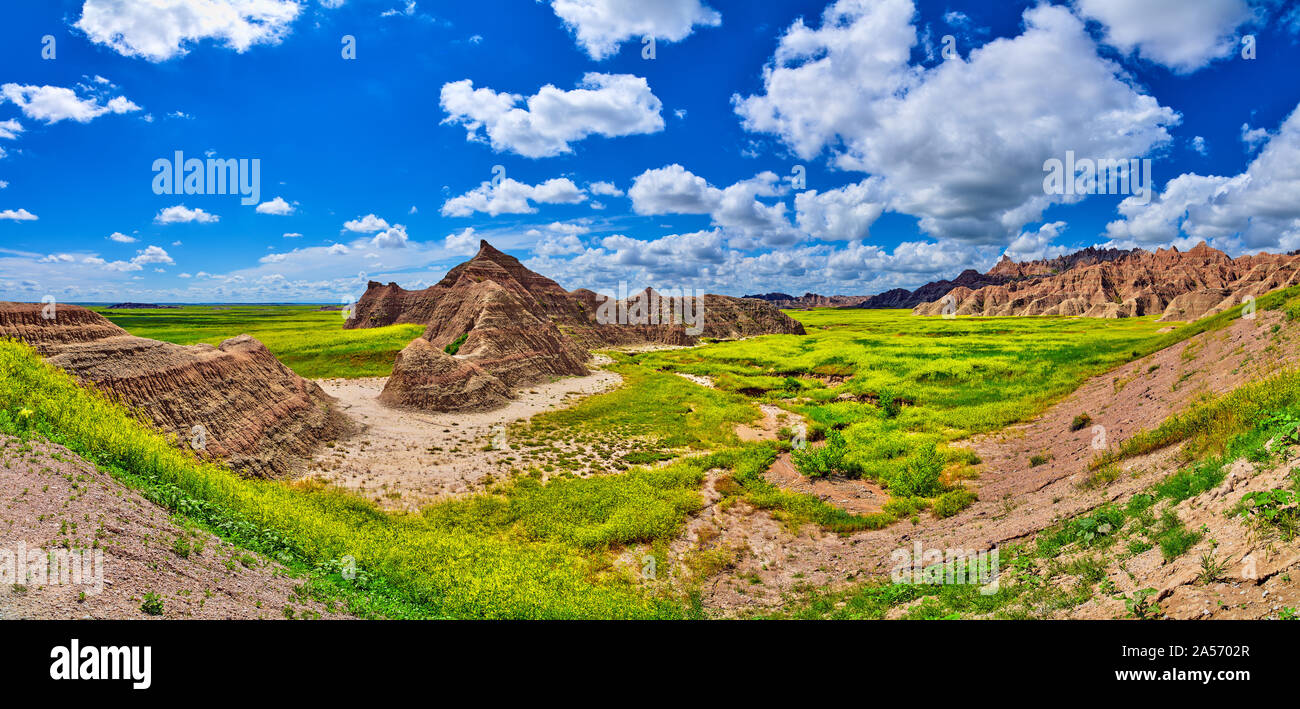 Panorama di formazioni con cieli soleggiati al Parco nazionale Badlands. Foto Stock