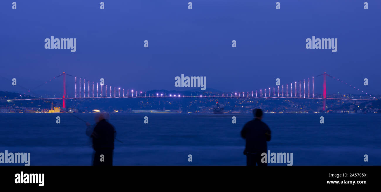 Istanbul Ponte sul Bosforo in serata. Luglio 15 Martiri ponte (Luglio 15 Martiri ponte. Istanbul in Turchia. Foto Stock