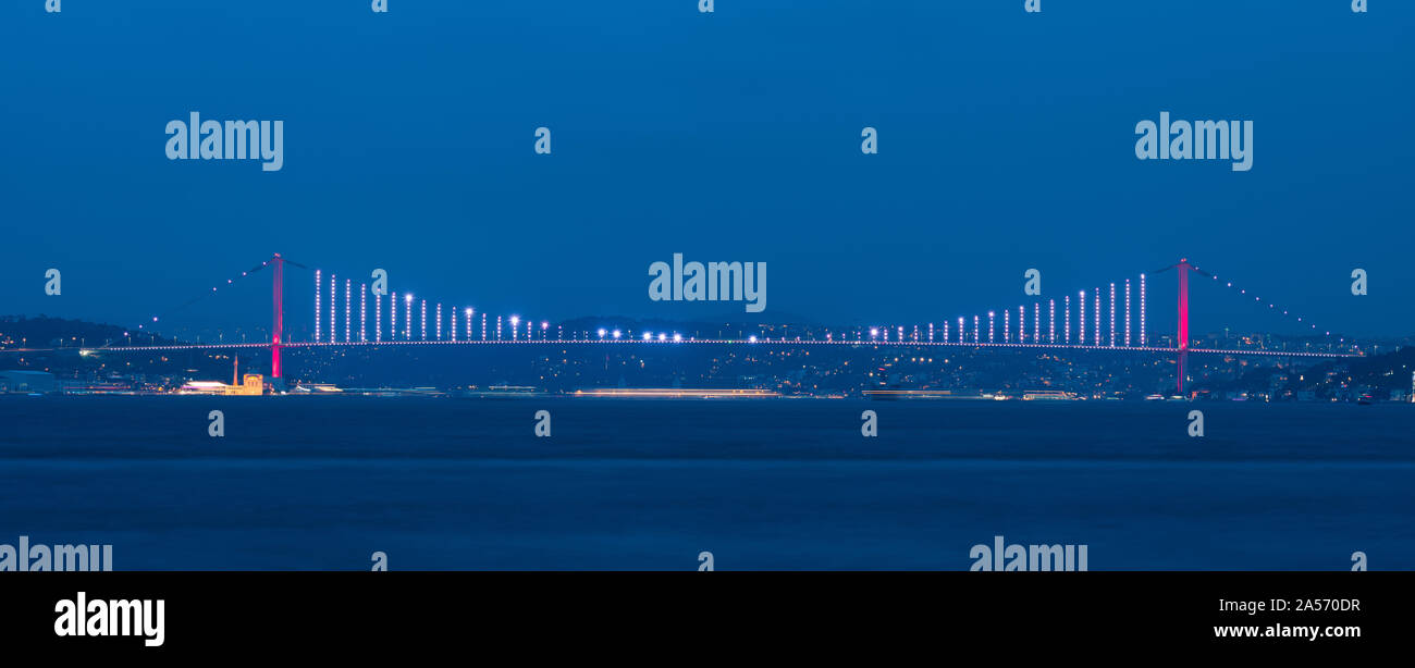 Istanbul Ponte sul Bosforo in serata. Luglio 15 Martiri ponte (Luglio 15 Martiri ponte. Istanbul in Turchia. Foto Stock