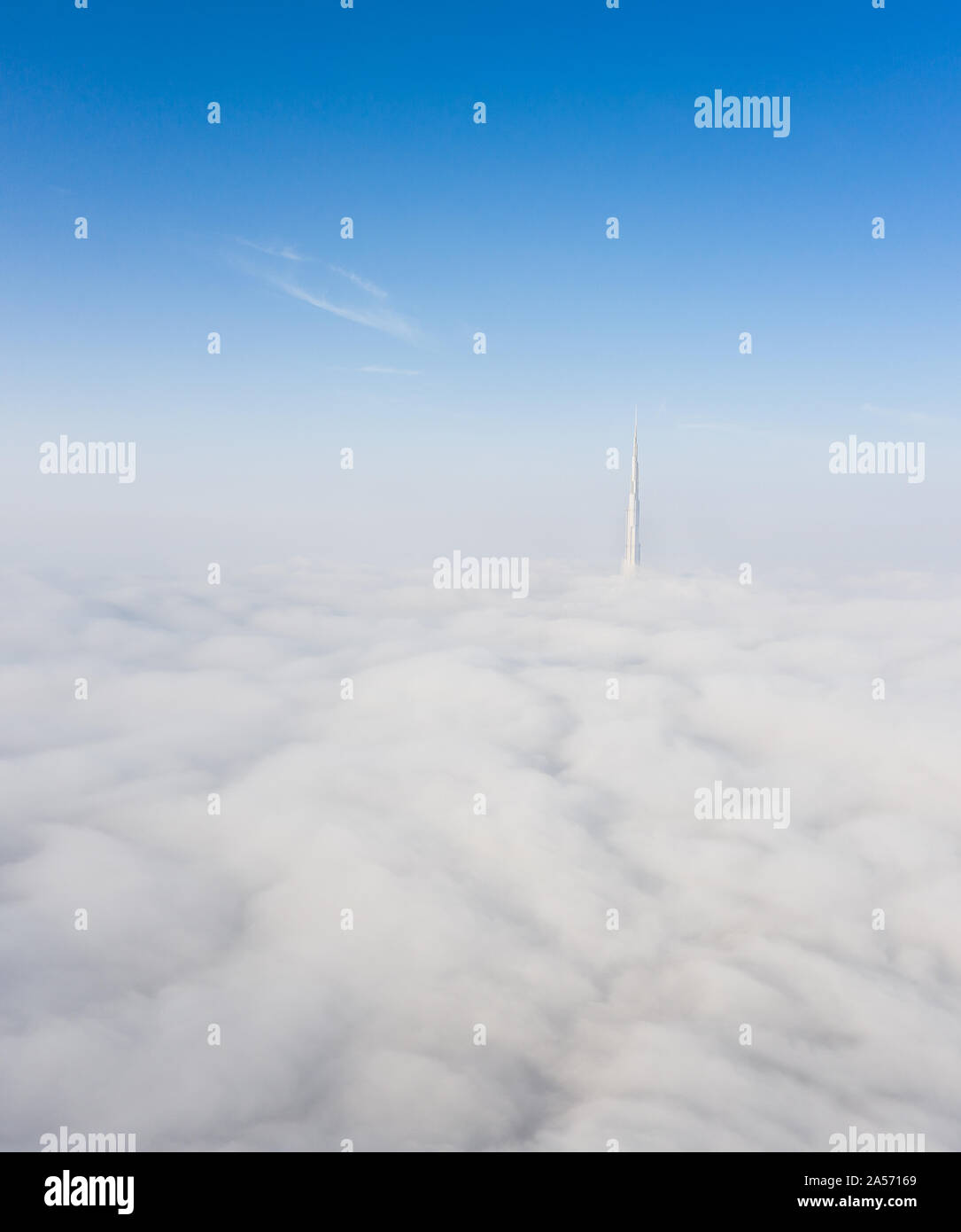 Cityscape di Dubai skyline del centro su un estremamente nebbioso giorno quando la maggior parte del mondo più alti grattacieli sono coperti dalla nebbia. Dubai, Emirati Arabi Uniti Foto Stock
