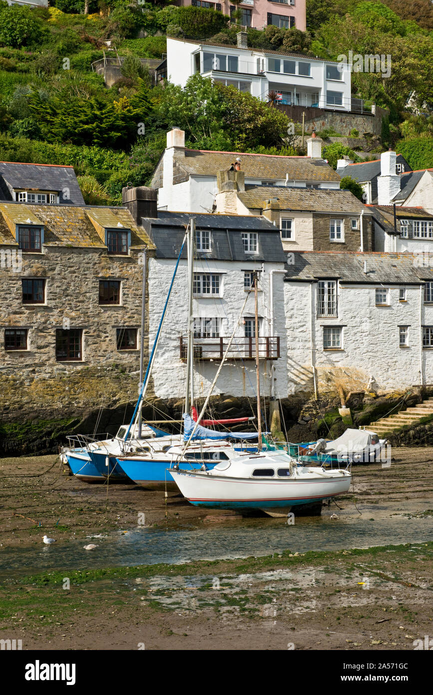 Tempo libero barche a vela poggiante sulla marea di fango Polperro Harbour. Cornovaglia, England, Regno Unito Foto Stock