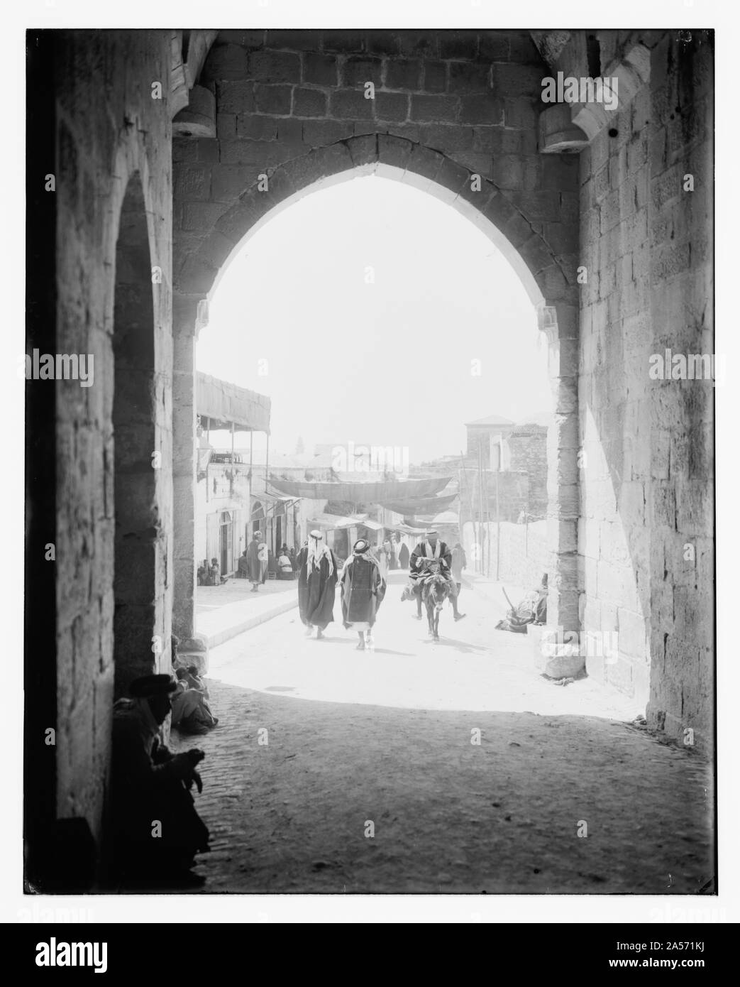 Vista attraverso arcuata di strada guardando dalla porta di Damasco all'interno della città vecchia Foto Stock