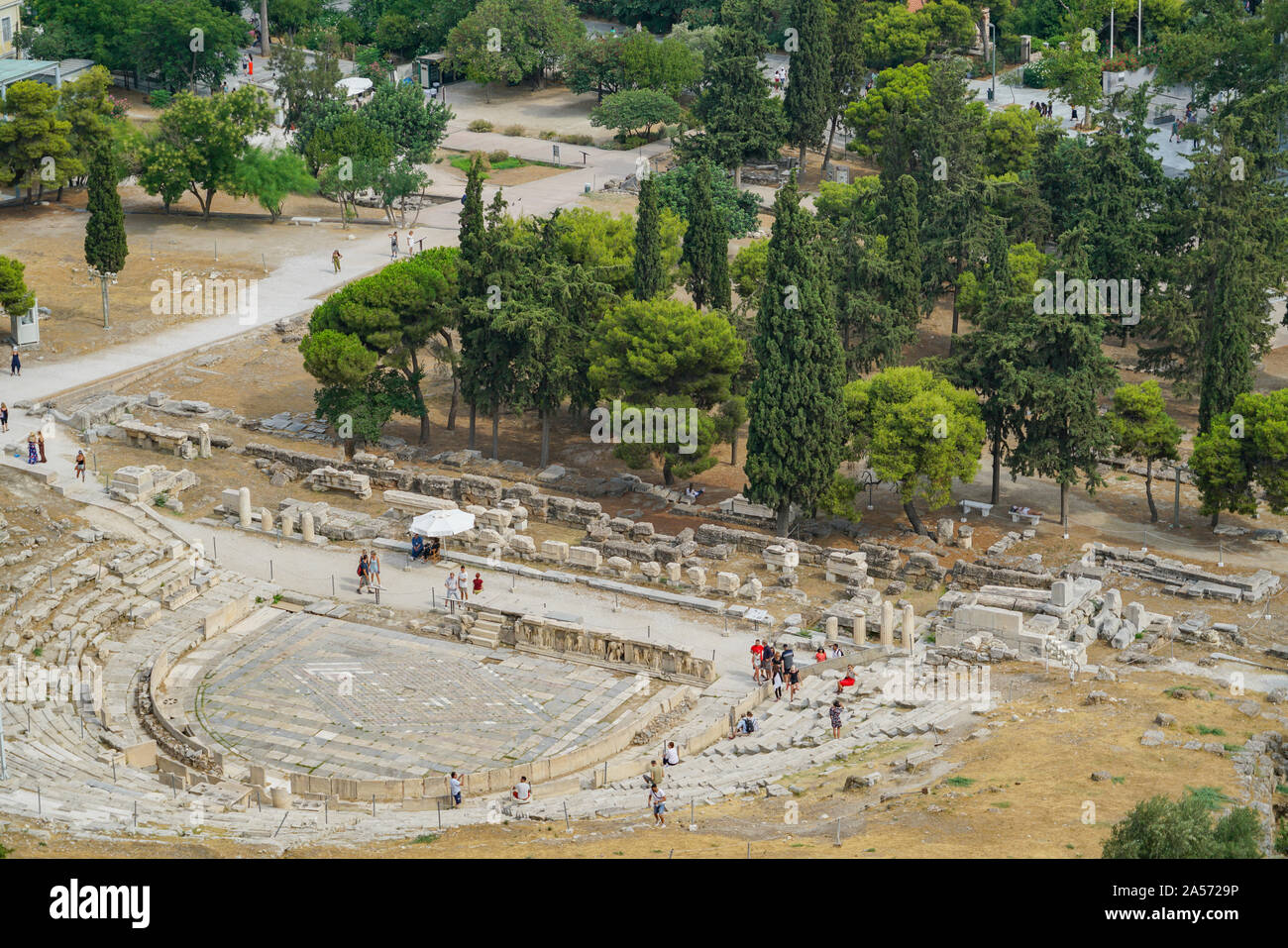 Atene Grecia Luglio 16 2019; i turisti a piedi attorno a teatro di Dionysis rovine e scavi più antico teatro in Grecia. Foto Stock