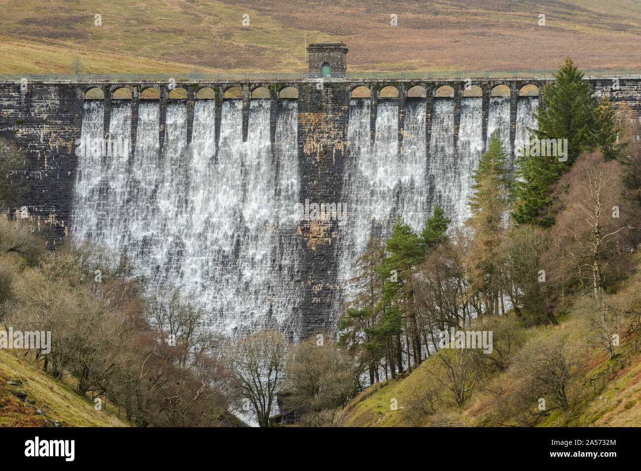 L'acqua scorre sopra la diga a Grwyne Fawr serbatoio in Brecon Beacons, Galles. Foto Stock