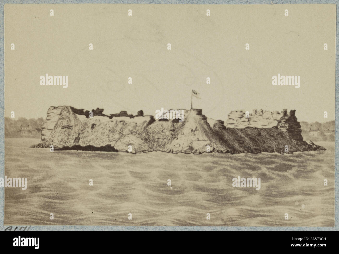 Viste di Fort Sumter da disegni astratto: fotografia di disegno che mostra le rovine di Fort Sumter con seconda bandiera Confederate sventolare dal porto di Charleston. Foto Stock