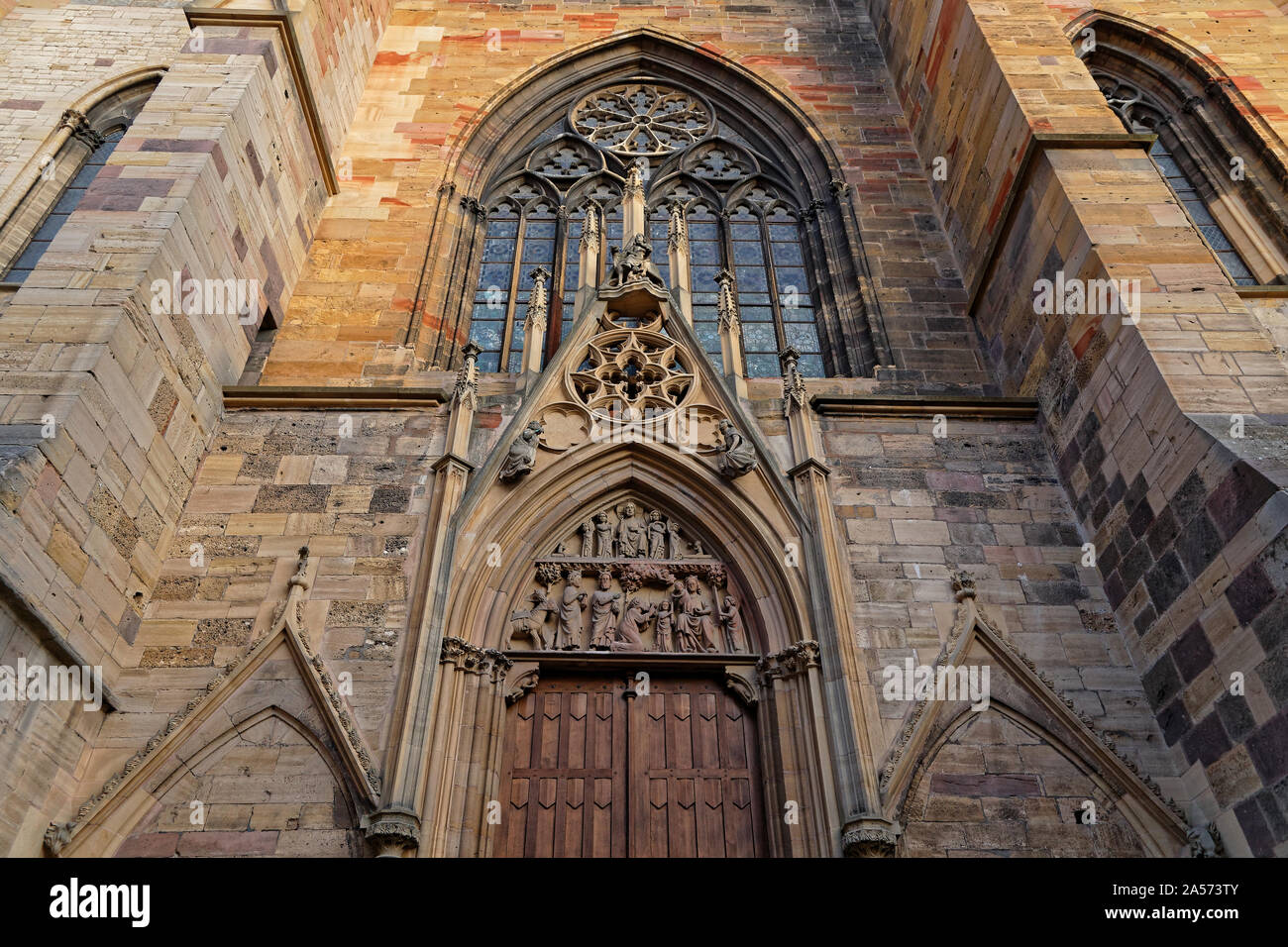 COLMAR, Francia, 11 Ottobre 2019 : La Cattedrale di Colmar al tramonto. La città è rinomata per il suo ben conservato centro storico, le sue numerose architectural Foto Stock