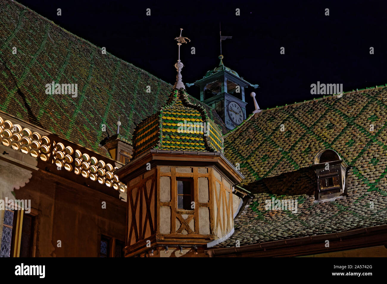 COLMAR, Francia, 11 Ottobre 2019 : colorato tradizionale di tetti di tegole di notte. Colmar è rinomata per il suo ben conservato centro storico e le sue numerose archit Foto Stock