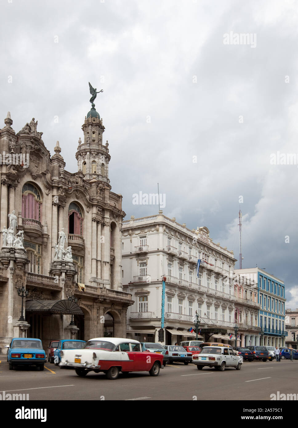 Vintage americano auto e altri edifici sul del Prado, Palacio del Centro Gallego, Havana, Cuba Foto Stock