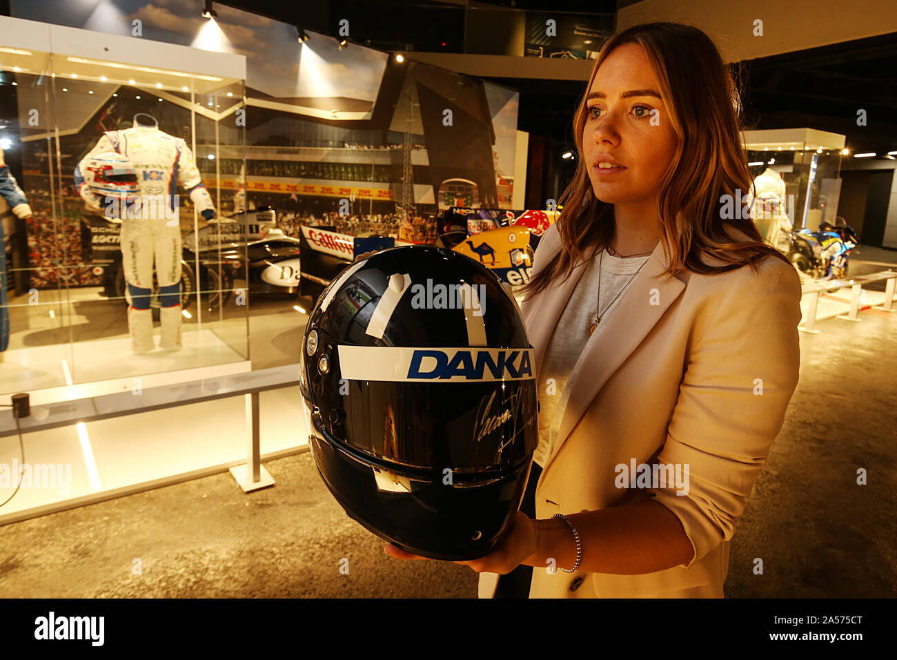 La finale di oggetti vengono installati presso l esperienza di Silverstone, un £20m nuova attrazione che sarà la casa del British Racing Drivers' Club archi Foto Stock