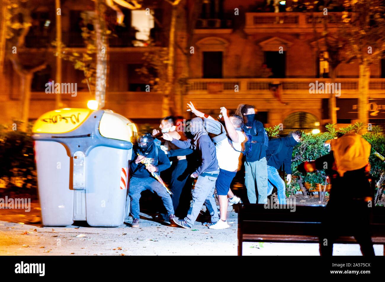 Barcellona, Spagna - 18 ottobre 2019: giovani catalani lanciare bottiglie e pietre contro la polizia durante scontri per la Catalogna indipendenza di notte causando disordini ho Foto Stock