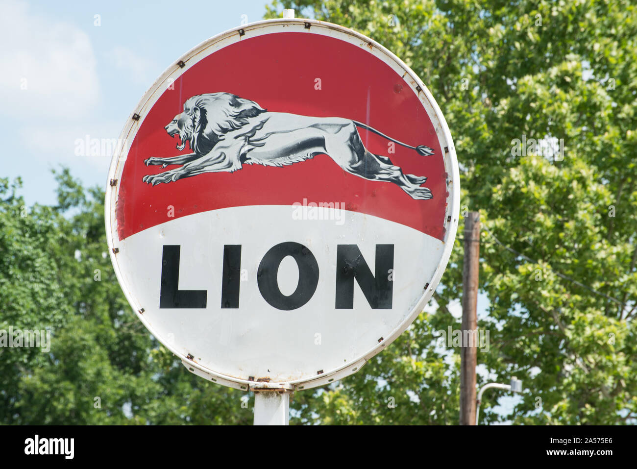 Vintage Lion gas station segno lungo una strada nel Texas orientale Foto Stock