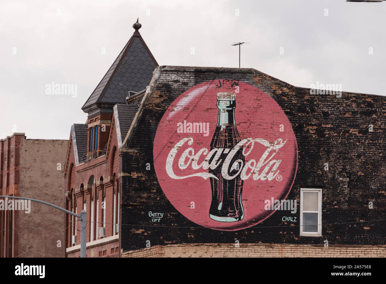Vintage Coca-Cola segno nel centro cittadino di Pueblo, Colorado Foto Stock