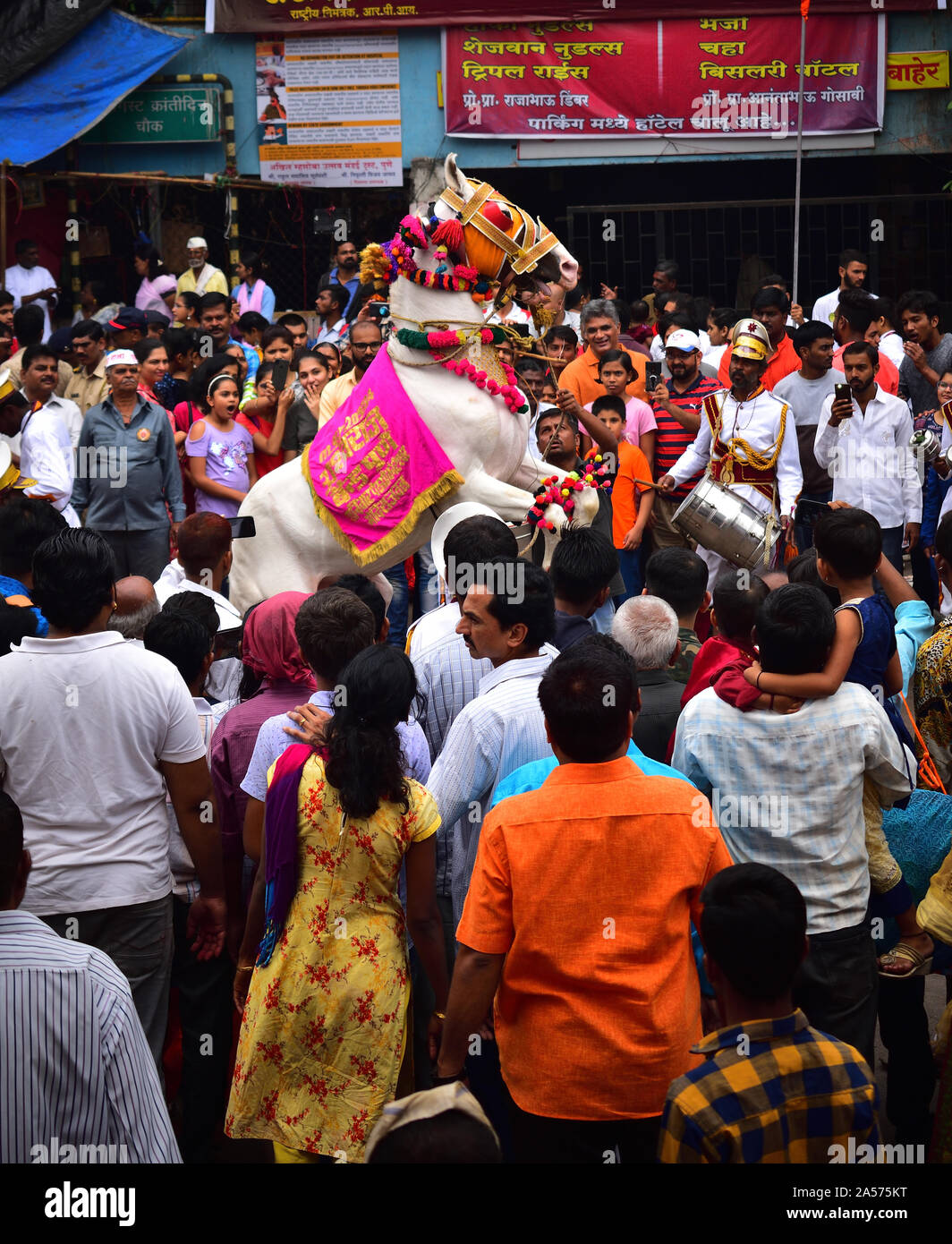 Pune, Maharashtra, India - 26 Settembre 2019: un cavallo di eseguire una danza a Ganesha festival parade Foto Stock