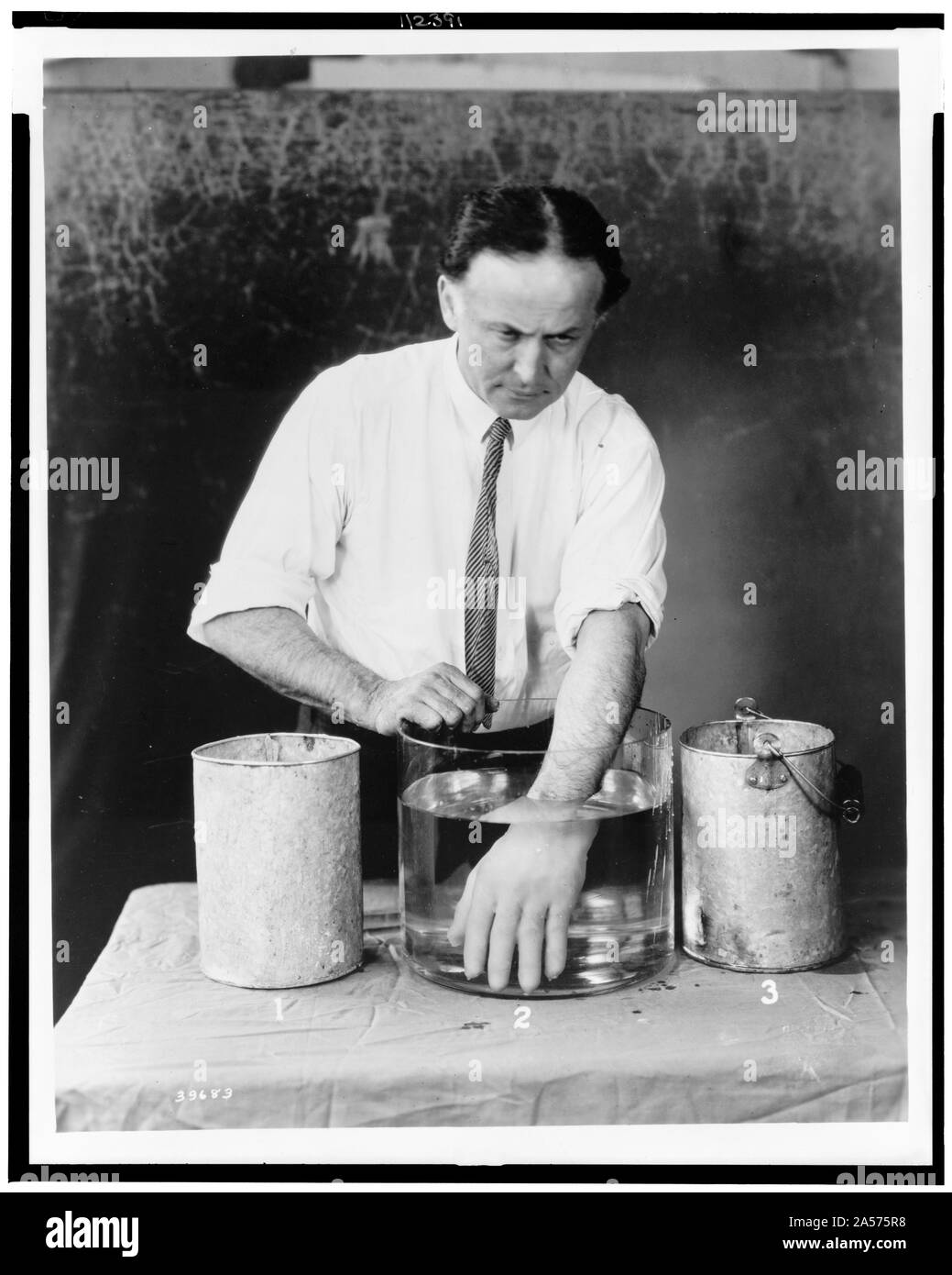 In questa sequenza di fotografie Harry Houdini ha dimostrato come spirito mani che apparve a sedute spiritiche erano state effettuate da meno esseri etereo. In 'un mago tra gli spiriti' Houdini descritto la frode mediumistic noto come 'finger-stampa di un spirito." uno stampo di una persona morta la mano dovrebbe essere preparato con cura e, durante una seance con il creduto parenti, impronte del defunto apparirà su una tromba lampblacked. Foto Stock
