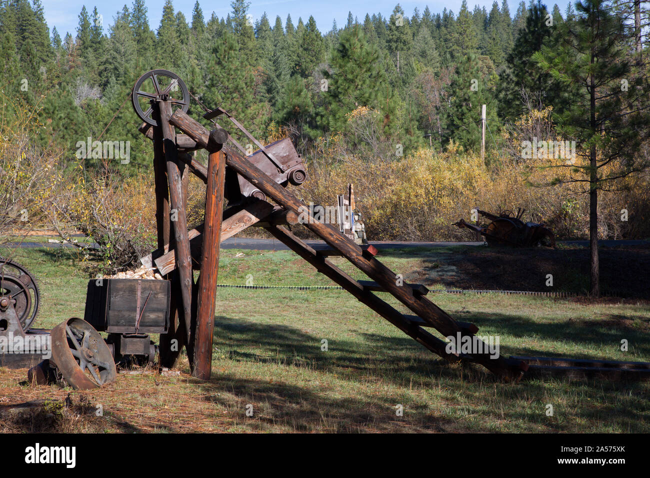 Vintage attrezzature minerarie, parte di un proprietario terriero locale il display del vecchio tempo di veicoli e ingranaggio di data mining vicino la liquidazione di Bangor, a sud di Oroville in Butte County, California Foto Stock