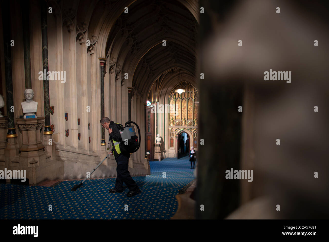 14 ottobre 2019 Londra REGNO UNITO membro apertura del Parlamento 2019. Un membro dello staff della Casa di Lord's pulisce le fasi del normanno portico davanti alla Queen's arrivo per lo stato apertura del Parlamento europeo 2019 Foto Stock