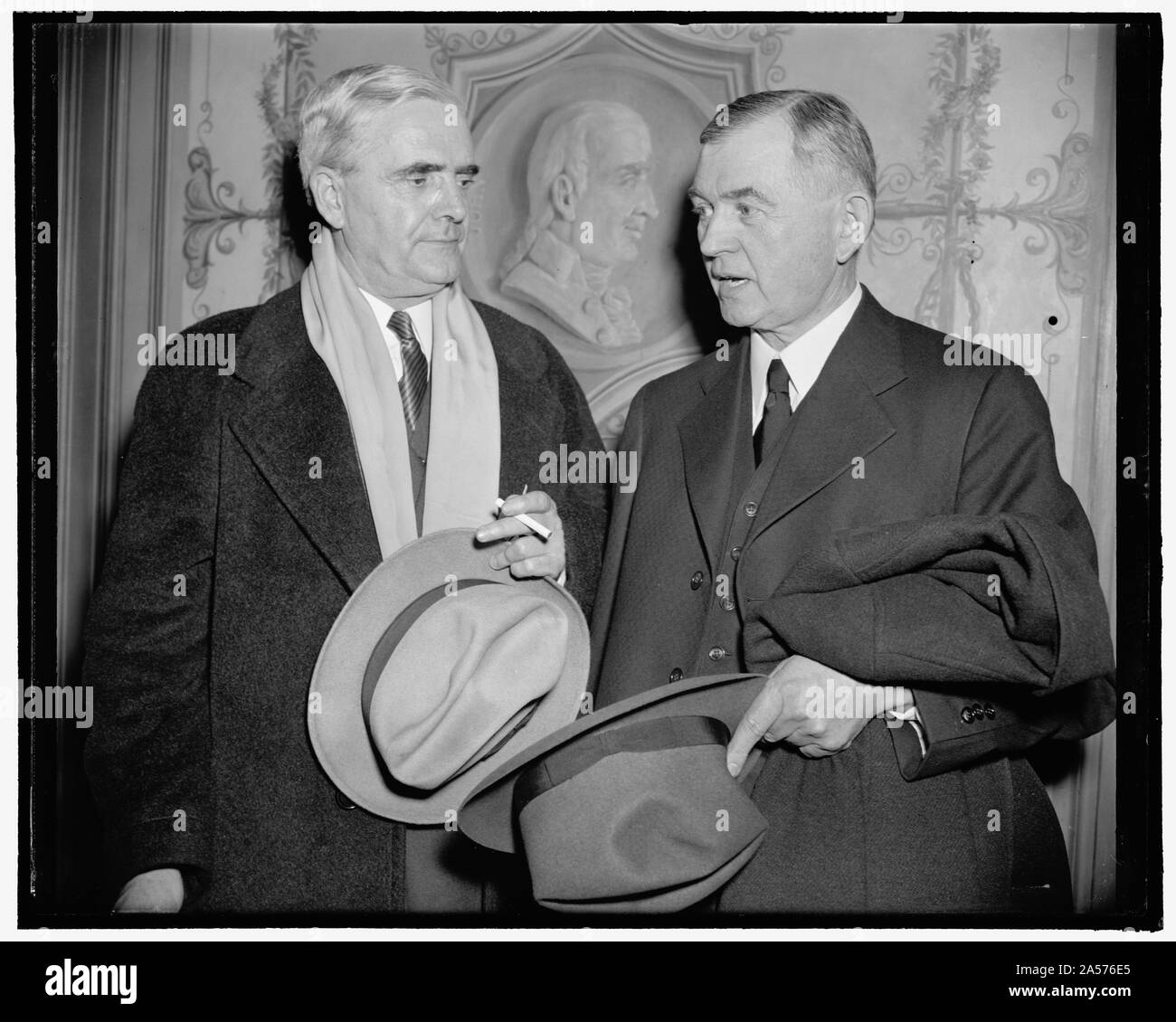 Il governatore della Virginia ha respinto le console nominee per Virginia judgeship federale. Washington, 2 febbraio. Floyd Roberts, la cui nomina da parte del presidente Roosevelt per essere un giudice federale in Virginia, fosse negativamente riportato da alla commissione giudiziaria del Senato ieri, mostrato con il Governatore James H. Prezzo della Virginia. Governatore prezzo doveva hanno testimoniato in nome del Roberts, ma il Comitato è andato nella sessione esecutiva senza chiamare lui. Il Senato indicato oggi avrebbero iniziato delibera sulla nomina Lunedì, 2-2-39 Foto Stock