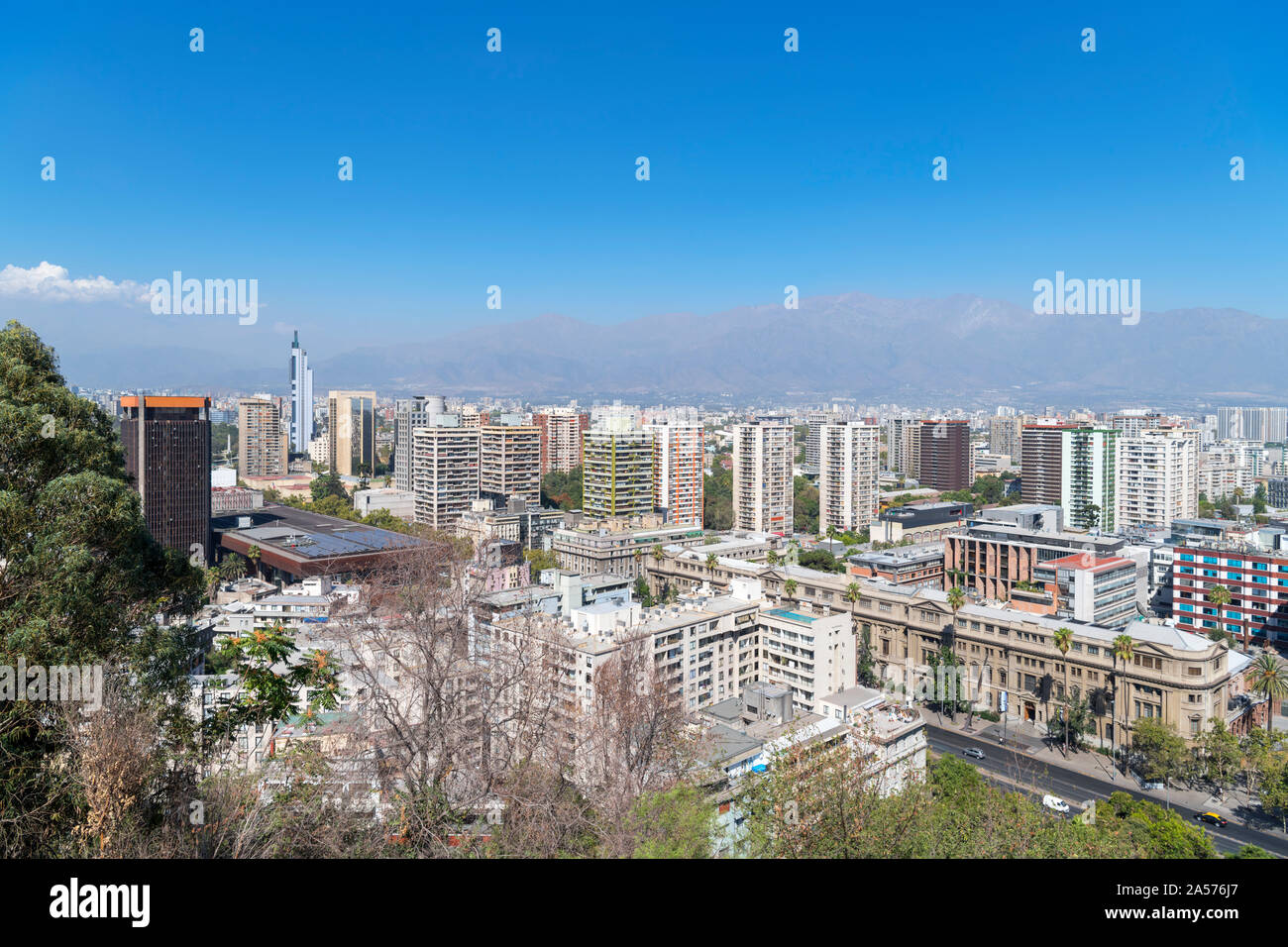 La vista sulla città dalla vetta del Cerro Santa Lucía (la collina di Santa Lucia) con Ande montagne in distanza, Santiago del Cile, Sud America Foto Stock