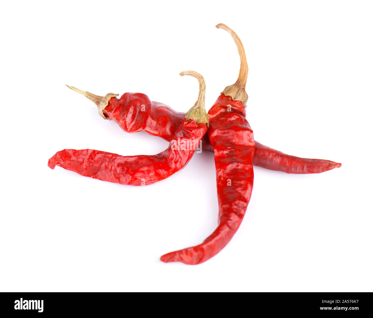 Secchi peperoncino rosso peperoncino o pepe di cayenna isolati su sfondo bianco Foto Stock