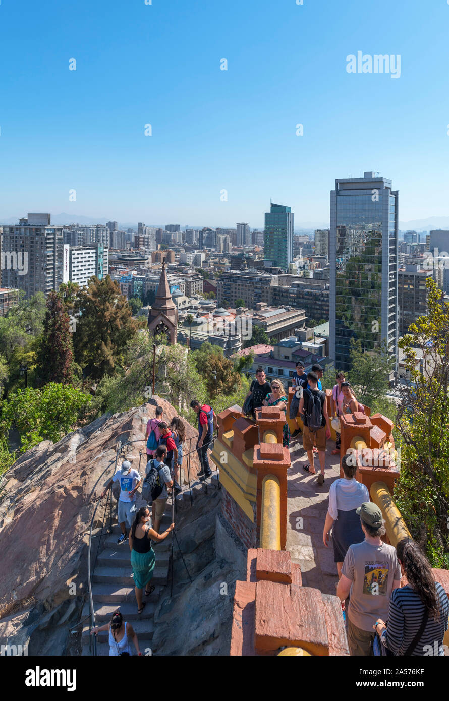 La vista sulla città dalla Torre Mirador al vertice del Cerro Santa Lucía (la collina di Santa Lucia), Barrio Bellavista, Santiago del Cile, Sud America Foto Stock