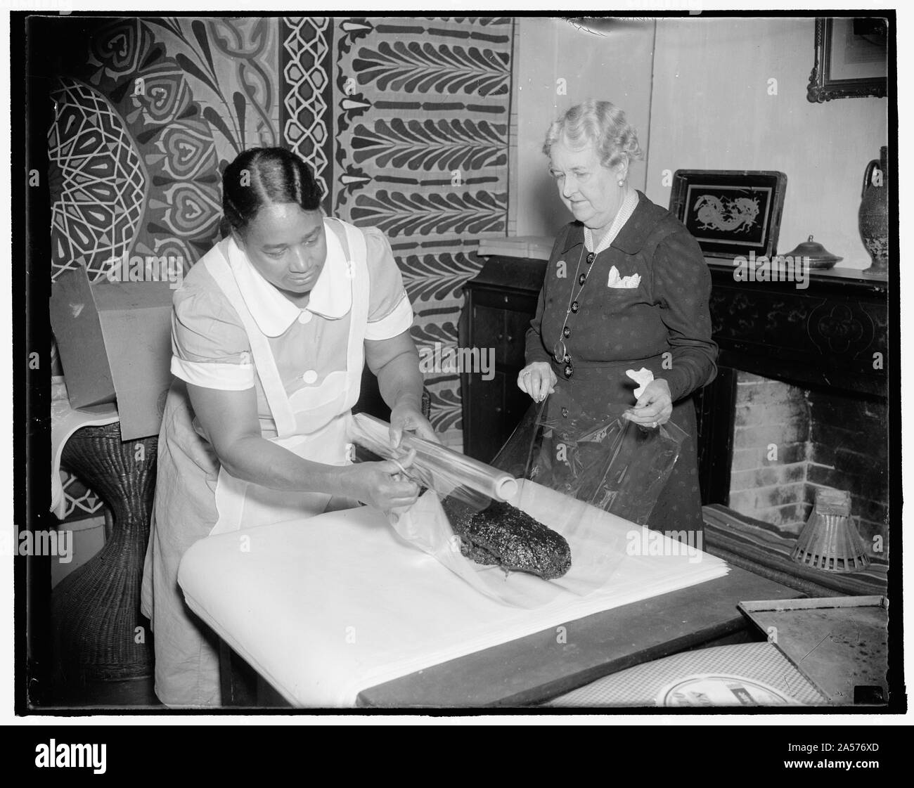 Lo stile di Virginia prosciutto. [...] Ha fatto la signora Mark Bristol. [...]Ze quando ha infornato Virginia stile. Un paio di prosciutti per gli amici a pochi anni fa che sarebbe eventualmente sviluppare in un business lucrativo per lei. Il sapore dei prosciutti così incuriosito gli amici che hanno passato la parola agli altri e come risultato la sig.ra Bristol ora cuoce migliaia di prosciutti ogni anno nella sua cucina sulla moda Massachusetts Avenue e spedirli a tutte le parti del mondo. Anche il Duca di Windsor è ora uno dei suoi migliori clienti. Si prende la sig.ra Bristol quattro giorni per preparare un prosciutto secondo lei appositamente formulato ricetta. Esso Foto Stock