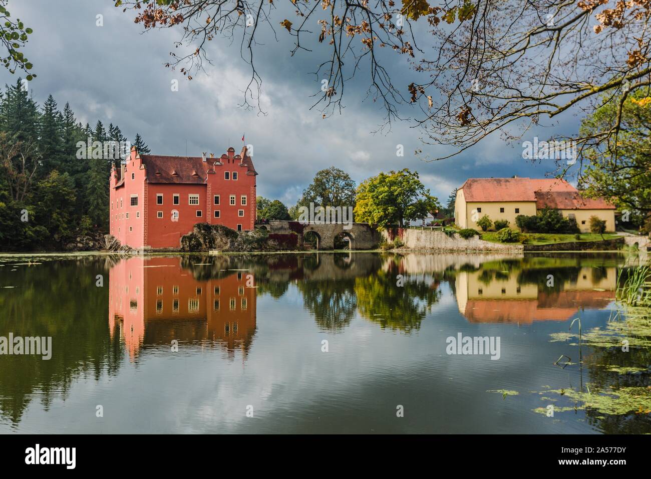 Cervena Lhota, Repubblica Ceca - 28 Settembre 2019: vista del famoso castello rosso in piedi su una roccia al centro di un lago. Giornata di sole e cielo blu. Foto Stock