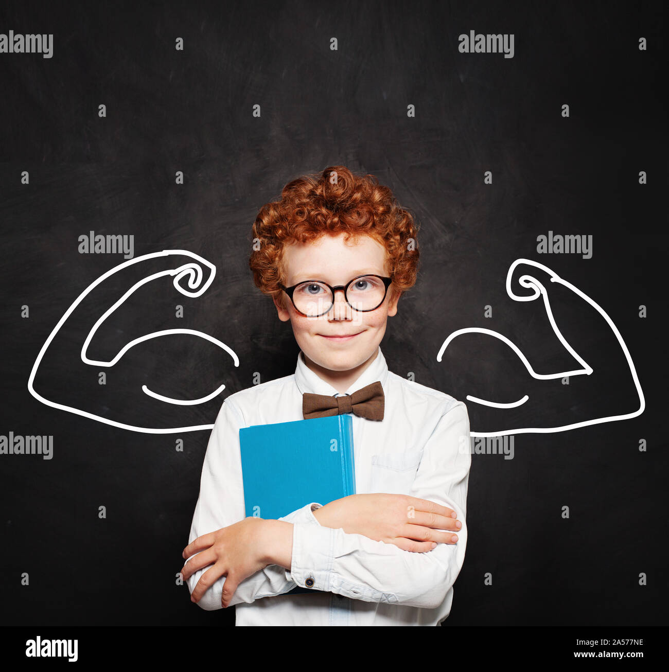 Piccolo Ragazzo con libro di testo in aula. Giorni di letteratura e libri il concetto di potenza Foto Stock