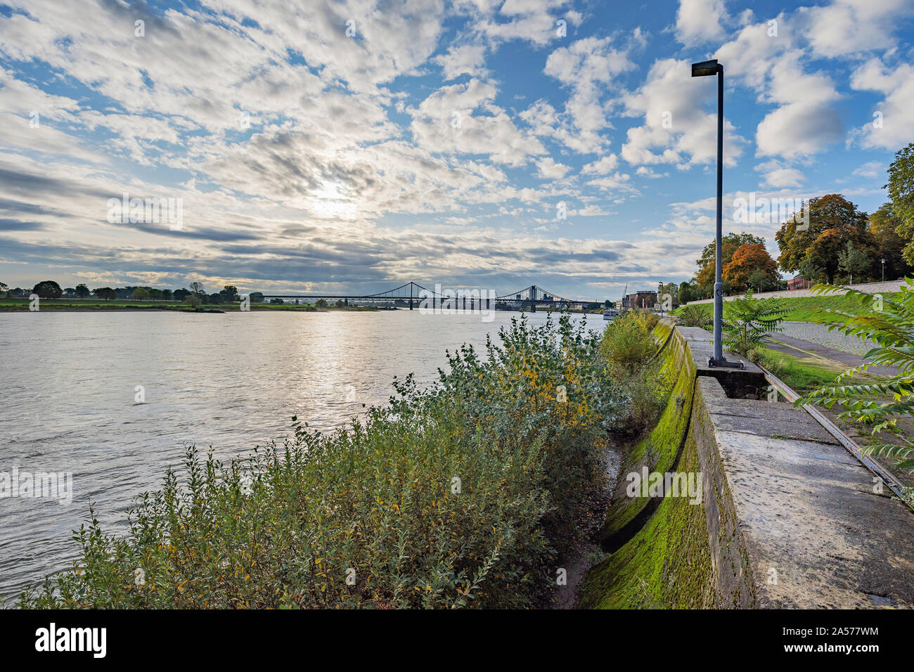 Krefeld-Uerdingen - Vista Promenade di Uerdingen con il fiume Reno, Renania settentrionale-Vestfalia, Germania, 18.10.2019 Foto Stock